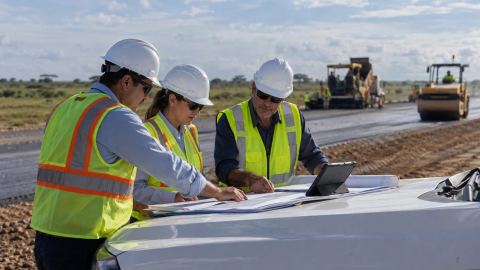 Equipo de ingeniería revisando planos en obra