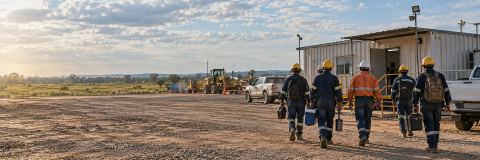 Cuadrilla de trabajadores llegando a la oficina de obra