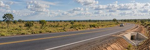 Carretera rural recién asfaltada con alcantarilla de concreto